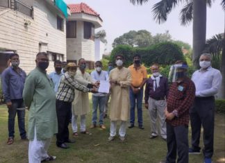 स्टेशन मास्टर्स ने सांसद को ज्ञापन सौंपा