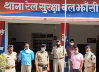 रेल सम्पत्ति चोरी करते दो युवक धरे गये