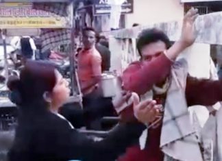 सपा के धरना स्थल पर महिला अधिवक्ता ने की मनचले की धुनाई