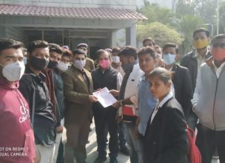 मांगो को लेकर अभाविप ने कुलपति को दिया ज्ञापन