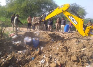 कबूतरा डेरा पर जेसीबी से तोड़ी सीमेंट की टंकियां