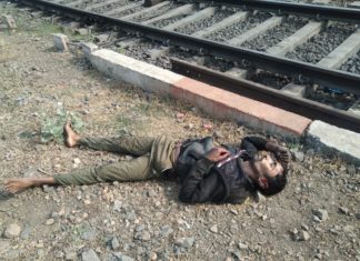 ट्रेन से गिर कर घायल यात्री एंबुलेंस के इंतजार में तड़पता रहा