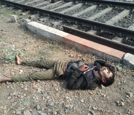 ट्रेन से गिर कर घायल यात्री एंबुलेंस के इंतजार में तड़पता रहा