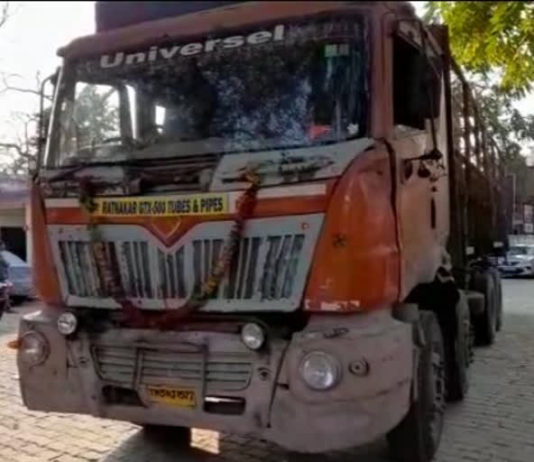 स्कार्पियो के नम्बर पर दौड़ रहा था ट्रक, झांसी में पकड़ा