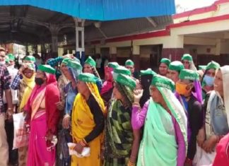 मऊरानीपुर में भी किसान ट्रेन रोकने पहुंचे, ज्ञापन सौंपा