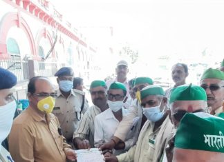 झांसी स्टेशन पर भारतीय किसान यूनियन के किसानों ने प्रदर्शन किया