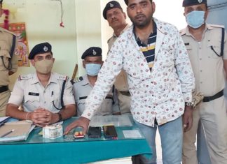 चलती ट्रेनों में माल उड़ाने वाले चोर को रेलवे पुलिस ने दबोचा