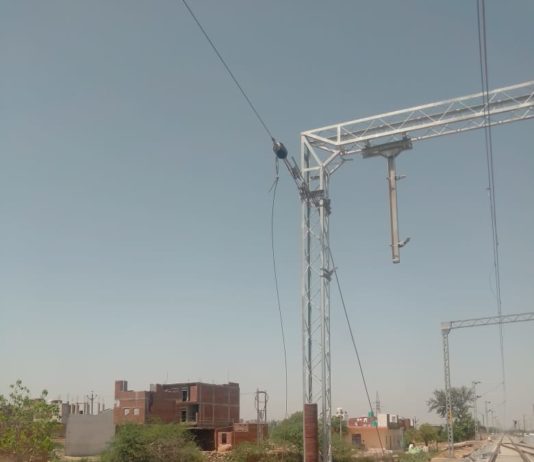 जेसीबी से खुदाई में कटी केबिल, कई ट्रेन प्रभावित रहीं