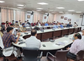 झांसी में कोरोना के बढ़ते संक्रमण को रोकने हेतु अधिक से अधिक वैक्सीनेशन कराएं