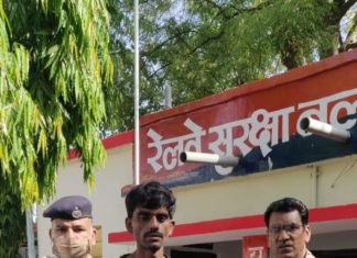 ट्रेन से मोबाइल लूट कर भागते लुटेरा को दबोचा