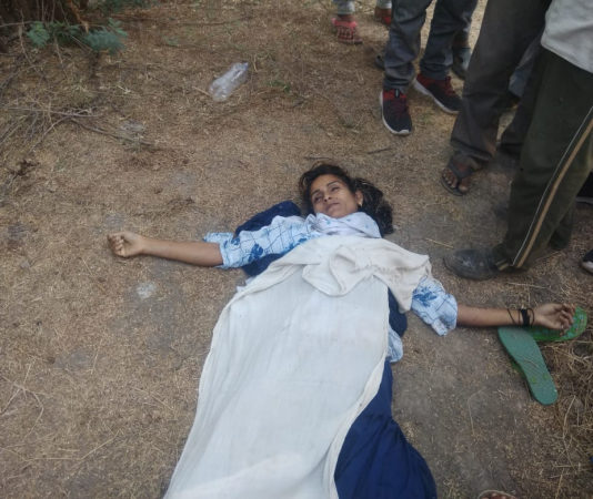 पुलिस चौकी के निकट युवती के शव से दहशत