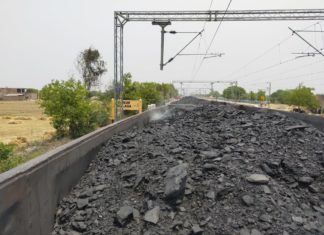 कोयले से भरे मालगाड़ी के वैगन से निकला धुंआ