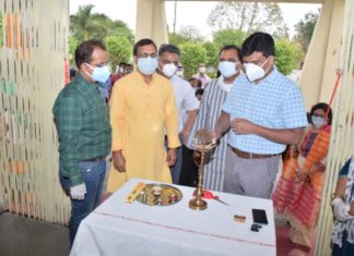 झांसी में 18 केन्द्रों पर 18 वर्ष से अधिक उम्र के लोगों का वैक्सीनेशन शुरू