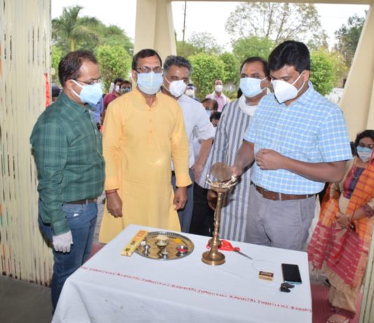 झांसी में 18 केन्द्रों पर 18 वर्ष से अधिक उम्र के लोगों का वैक्सीनेशन शुरू