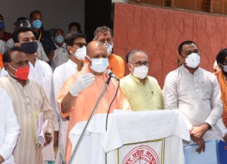 महामारी के कठिन दौर में हर व्यक्ति का जीवन व जीविका बचाना जरूरी : योगी