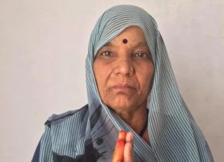 लेखराज के घर पहुंची नगर पंचायत रानीपुर की अध्यक्षी