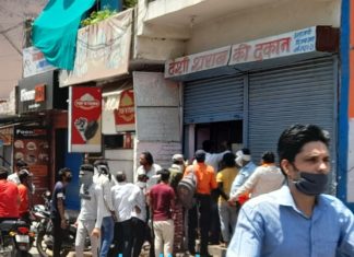 देशी-विदेशी शराब की दुकानों पर उमड़ी शौकीनों की भीड़