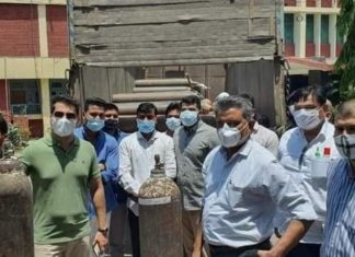 कृभको के शाहजहांपुर प्लांट से आक्सीजन से भरे 200 जम्बो सिलेण्डर झांसी पहुंचे