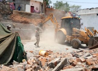 पार्क की जमीन पर अवैध कब्जा जेसीबी से ध्वस्त