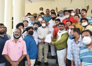 व्यापारियों के जल कर के लाखों की वसूली के नोटिस रद्द करने कमिश्नर व डीएम को ज्ञापन