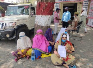 पुलिस थाने नहीं लिखी रिपोर्ट, न्याय हेतु डीएम की चौखट पर