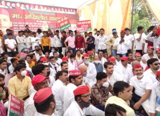 सपाईयों द्वारा भाजपा सरकार के विरोध में धरना प्रदर्शन कर ज्ञापन सौंपा