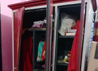 सूने घर का ताला तोड़कर लाखों की नकदी व जेवरात चोरी