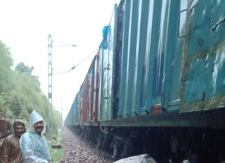 पहाड़ी से गिरी चट्टान से टकरा कर मालगाड़ी का इंजन पटरी से उतरा