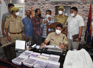 जम कर नोट बांट प्रधानी जीती, क़र्ज़ चुकाने लाखों चुरा बना चोर
