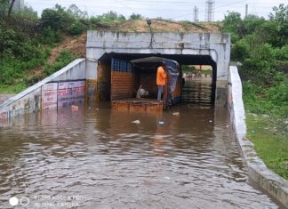 रेलवे अंडर ब्रिज पानी से लबालब, ट्रक फंसा