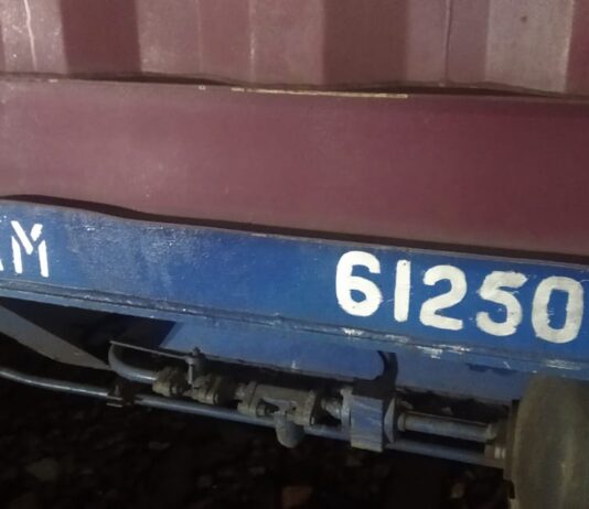 झांसी स्टेशन पर मालगाड़ी का कंटेनर पटरी से उतरा, कई ट्रेनें लेट