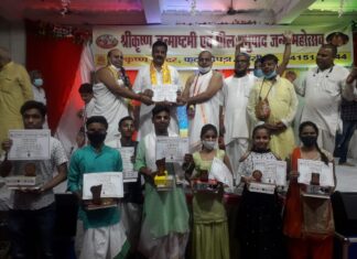 आधी रात जन्मे कन्हाई, खूब बाजी बधाई