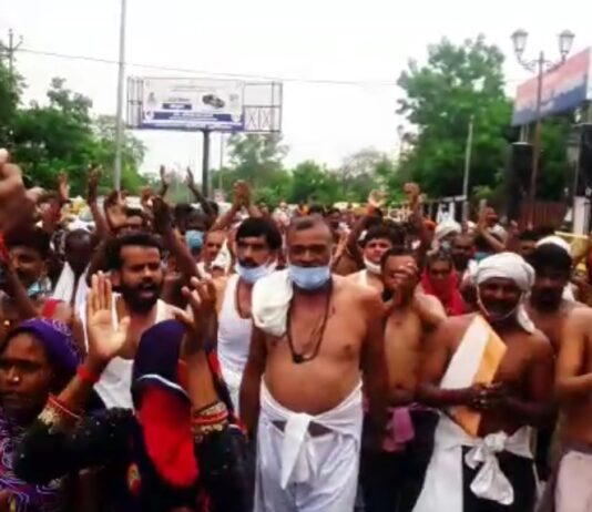 अर्धनग्न किसानों ने निकाला मार्च, मंडलायुक्त कार्यालय पर प्रदर्शन