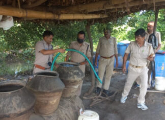मथनपुरा में नाले किनारे सुलग रहीं थीं शराब की भट्टियां
