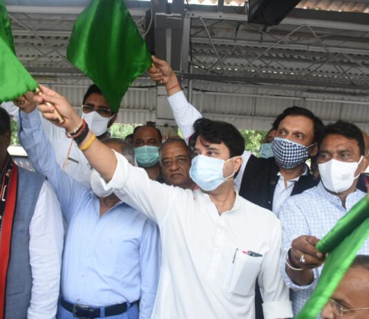 एपी सम्पर्क क्रान्ति का ग्वालियर स्टेशन पर ठहराव शुरू