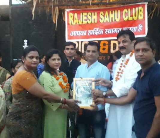 संघर्ष सेवा समिति के अध्यक्ष ने किया शिक्षकों को सम्मानित