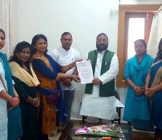 श्रम सेवा योजन मंत्री को महिला शिक्षक संघ ने मांग पत्र सौंपा