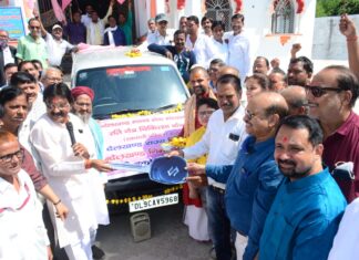 बुंदेलखंड राज्य निर्माण आंदोलन को गतिशीलता हेतु बुंनिमो को चार पहिया वाहन भेंट