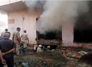 बेसमेंट में नमकीन, बिस्कुट के गोदाम में आग से लाखों का माल स्वाहा