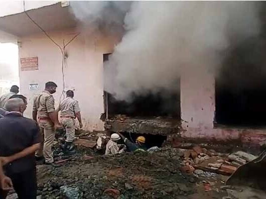 बेसमेंट में नमकीन, बिस्कुट के गोदाम में आग से लाखों का माल स्वाहा