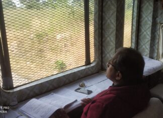 डीआरएम द्वारा झांसी-महोबा-खजुराहो-छतरपुर रेल खंड का विंडो ट्रेलिंग निरीक्षण