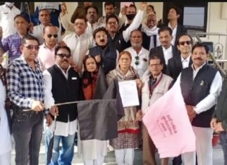 अब काले झण्डों से प्रदर्शन कर मांगा बुंदेलखंड