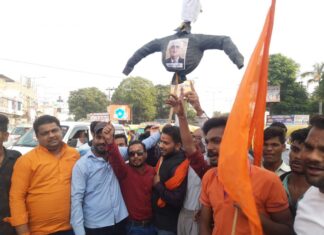 खुर्शीद के खिलाफ रूद्र महासेना ने प्रदर्शन कर पुतला फूंका
