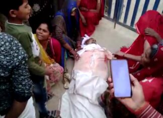 संघर्ष में दो घायलों की मौत, एक शव थाने पर रख किया प्रदर्शन