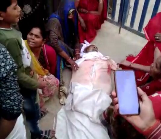 संघर्ष में दो घायलों की मौत, एक शव थाने पर रख किया प्रदर्शन