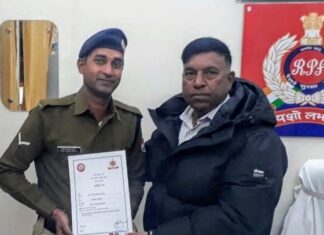 डीजी आरपीएफ द्वारा गरीबों व असहायों की मदद पर आरक्षी सम्मानित