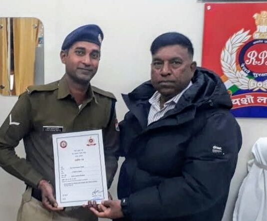 डीजी आरपीएफ द्वारा गरीबों व असहायों की मदद पर आरक्षी सम्मानित