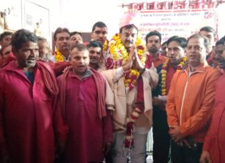 कुलियों द्वारा वरिष्ठ समाजसेवी डॉ सरावगी सम्मानित