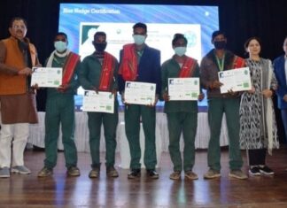 सम्मान : सफाई कर्मियों को अंग वस्त्र व प्रशस्ति पत्र भेंट