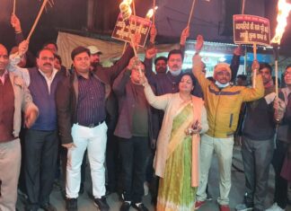 व्यापारियों द्वारा मण्डी शुल्क के विरोध में मशाल जलूस व पुतला दहन